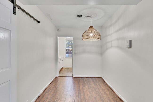 Building Photo - Spacious Corner unit 1 BR 1 BA