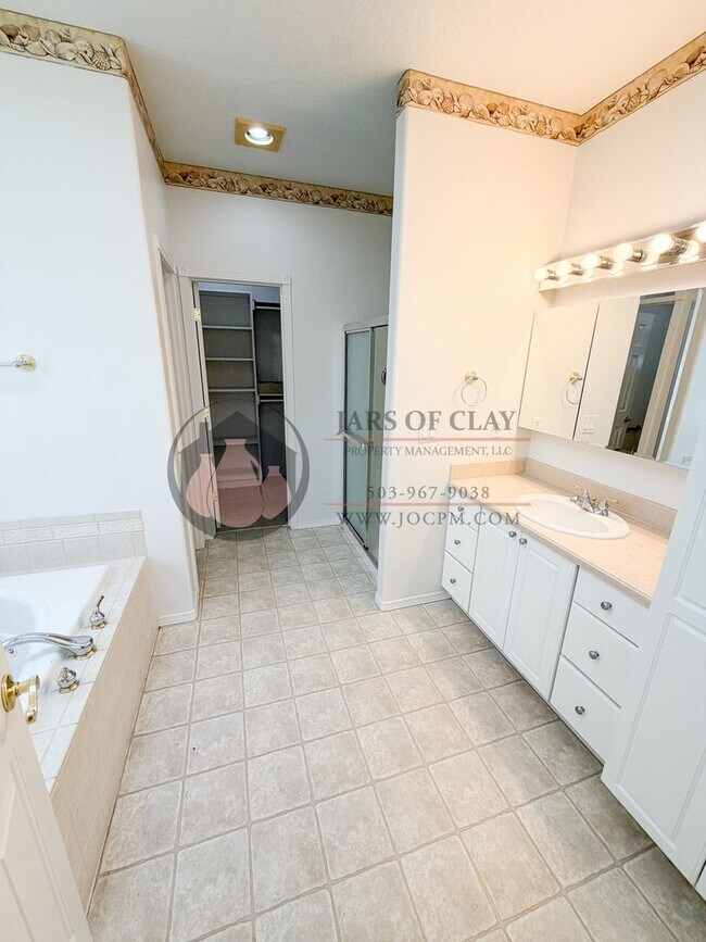 Building Photo - South Salem Single-Level Near Creekside Golf Club!