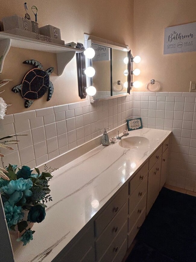 Building Photo - Lovely Historical Home