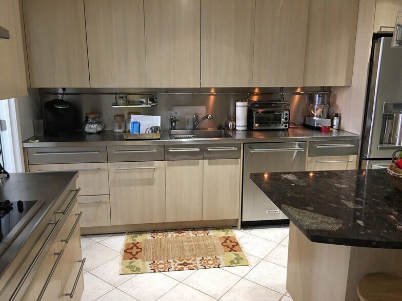 Kitchen - 800 25th St NW