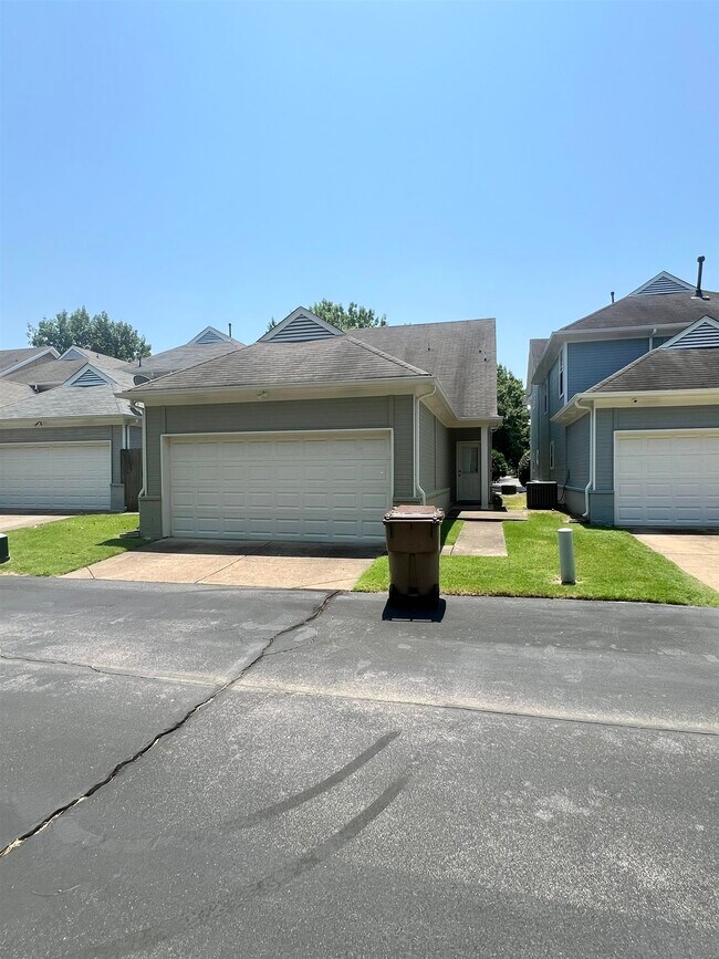 Building Photo - 154 Island Bluff Dr