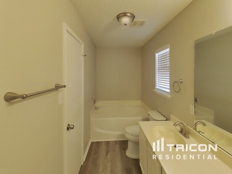 Building Photo - 814 Ponselle Dr