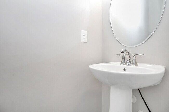 Building Photo - Stunning 3 Story 3BD/2+2HalfBA Townhome in...