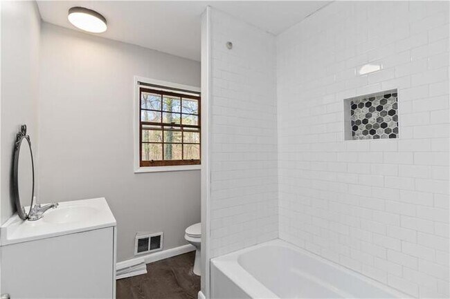 Building Photo - Spacious 3 Bedroom Ranch Home, Completely ...