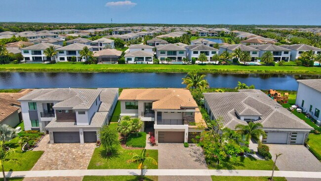 Building Photo - 17112 Aquavera Way