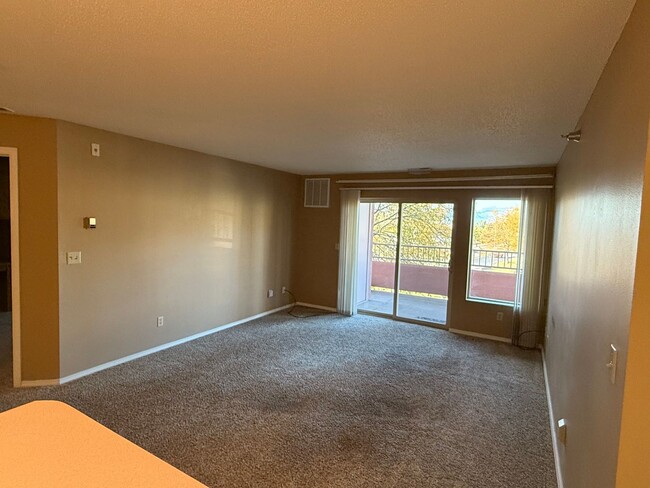 Building Photo - * MOVE-IN SPECIAL * 2-bedroom Condo for re...