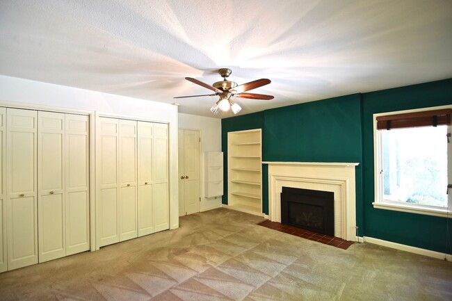 Building Photo - Lake Forest Park Four Bedroom