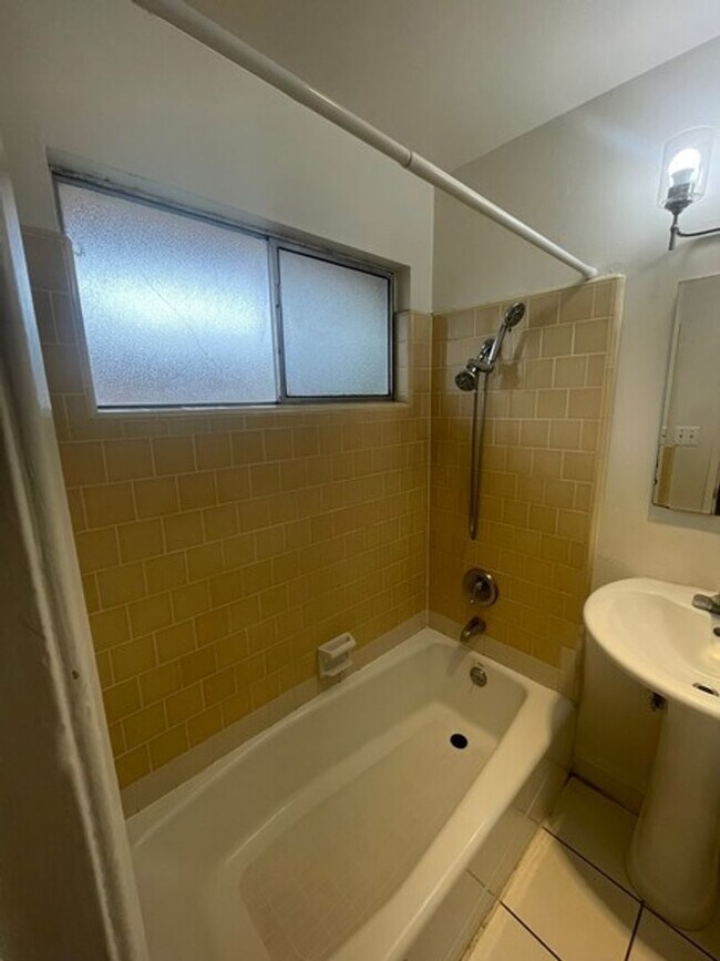 Building Photo - Downstairs One Bedroom with $1000 Move in ...