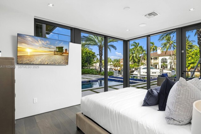 Building Photo - 440 Mola Ave