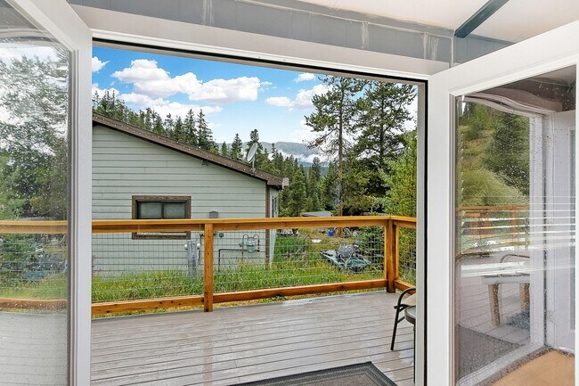 Building Photo - 3 Parking spots! Pets Negotiable, Open Floor Plan and Storage! Available now! Year lease!