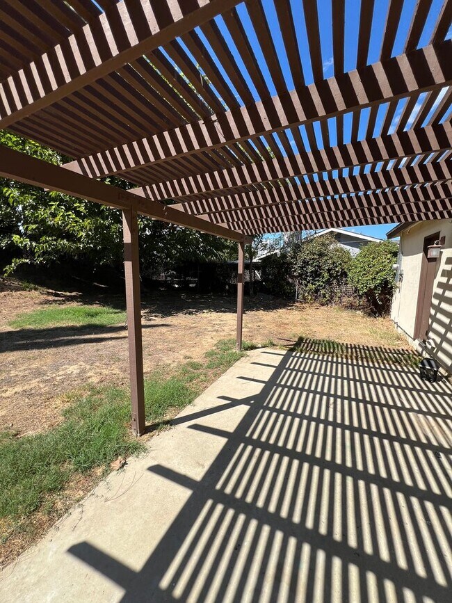 Building Photo - FOR RENT 3+1 IN SIMI VALLEY