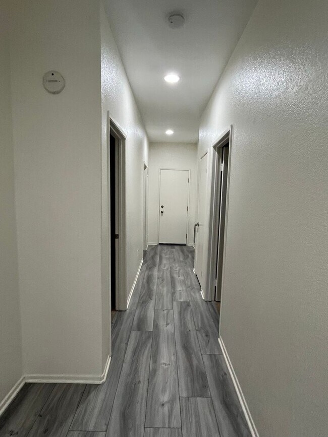 Building Photo - 3 bedroom 2 bath home with large yard available in Adelanto!