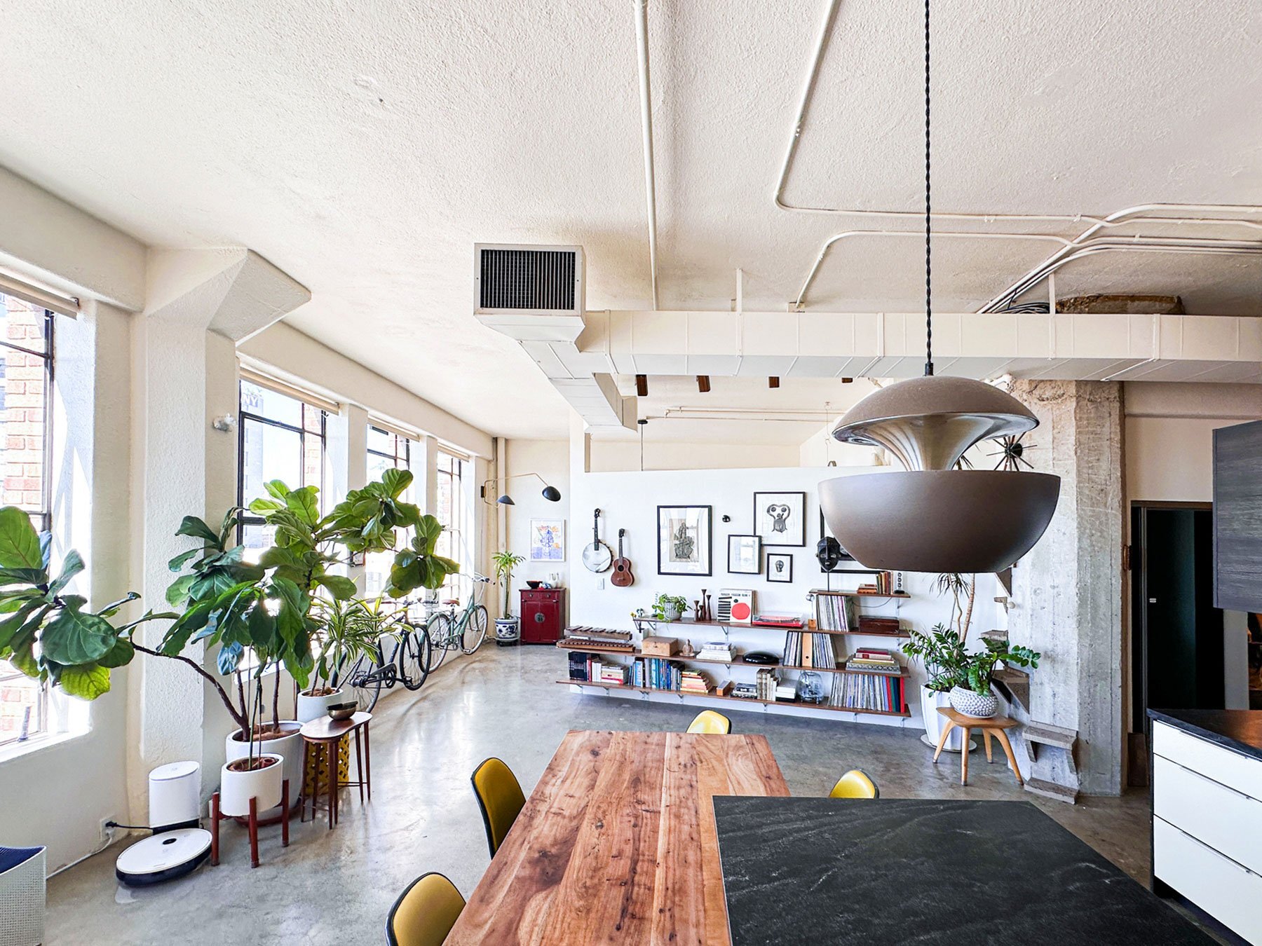 Building Photo - 315 E 8th St