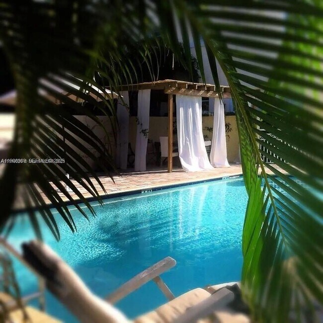 Building Photo - 4812 Pine Tree Dr