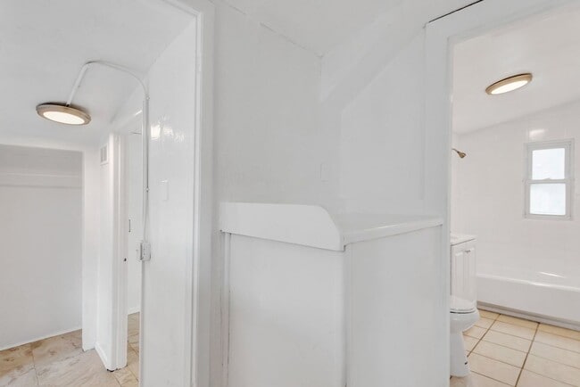 Building Photo - Cute 3bdrm/1bath House ** Section 8 OK ** $1995.00** Move in by December 31st and get 1 month Fre...