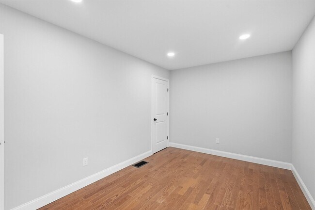 Building Photo - 24 Daytona St