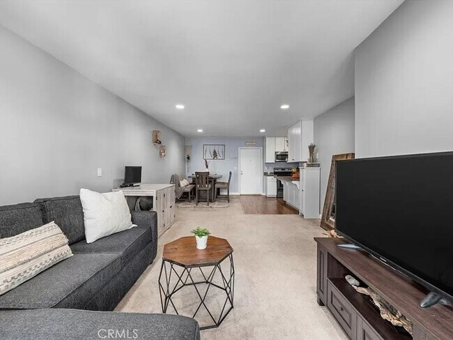 Building Photo - 1 Bedroom Condo within gated complex in Playa del Rey