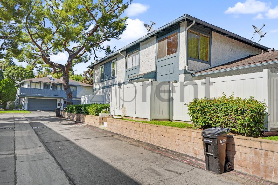 Building Photo - Unit 3