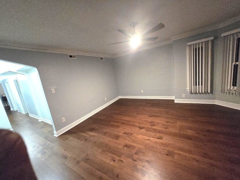 Living Room entrance - 7259 S Constance Ave