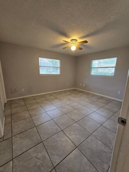 Building Photo - 3413 Sherwood Dr