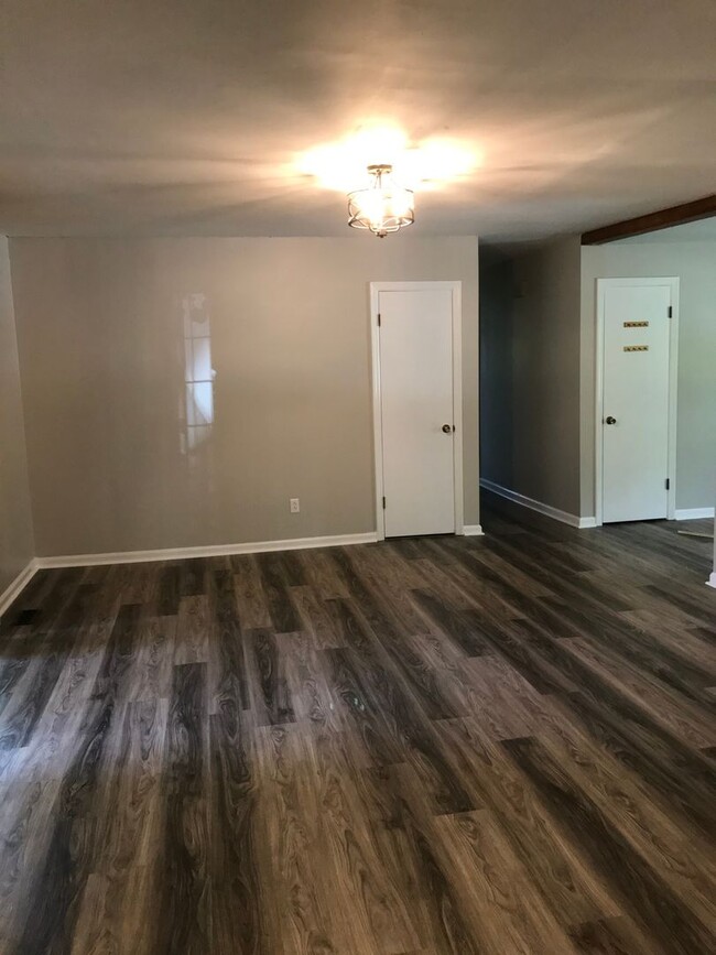 Building Photo - 3 Bed w/ Bonus Room Off of Piney Green
