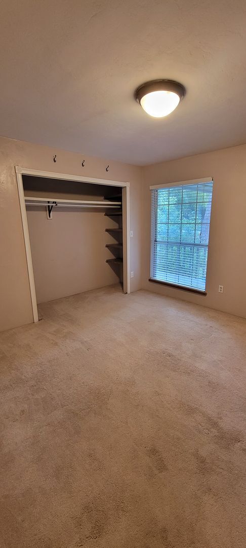 Building Photo - 3 Bedroom/ 2 Bath home in Black Acres(Close to UF)