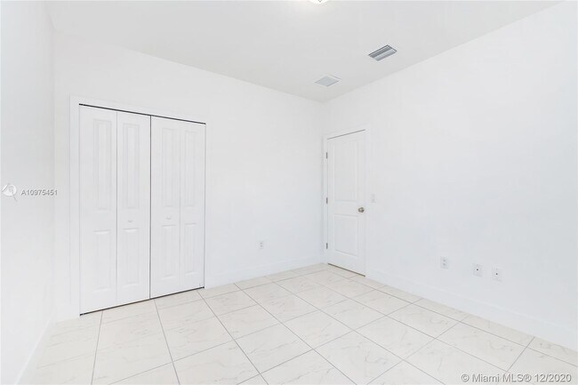 Building Photo - 14750 NE 7th Ave