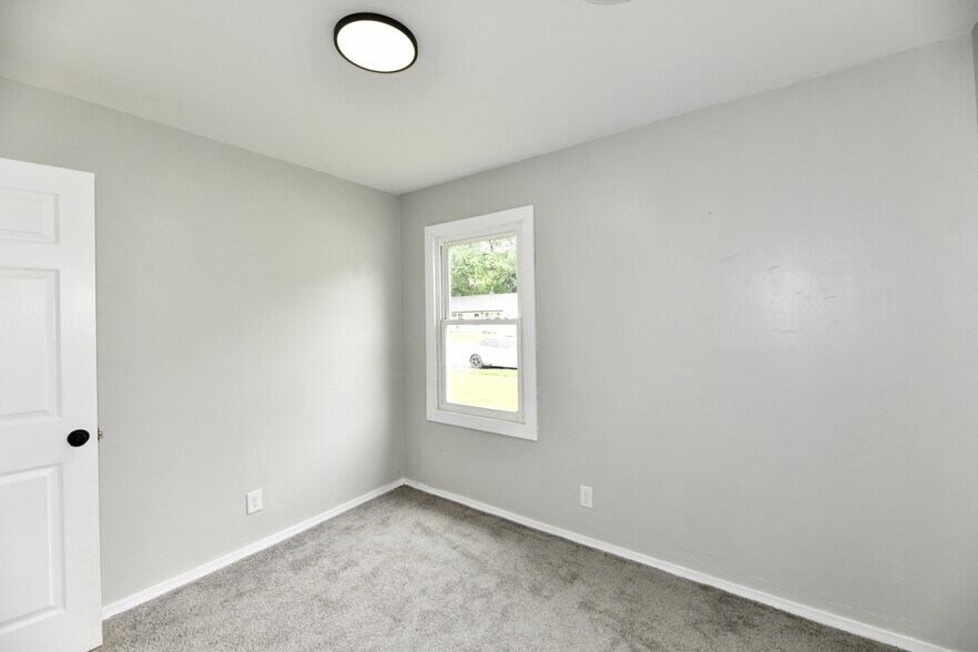 Building Photo - 3550 Eisenhower Dr