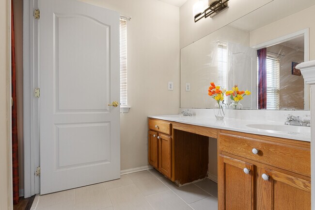 Building Photo - 9 Crest Ct