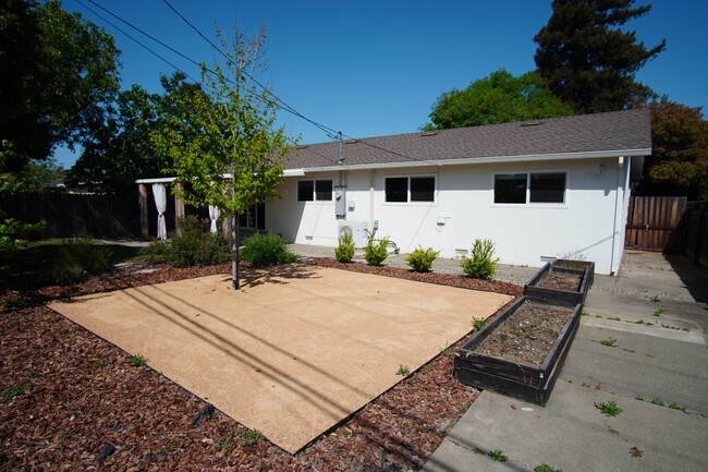 Building Photo - 1650 Archer Dr