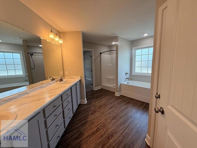 Building Photo - 117 White Oak Dr NE