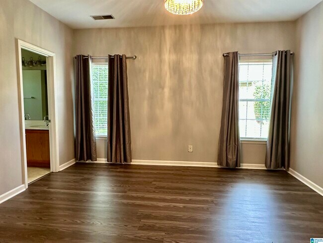 Building Photo - 560 Summit Cir