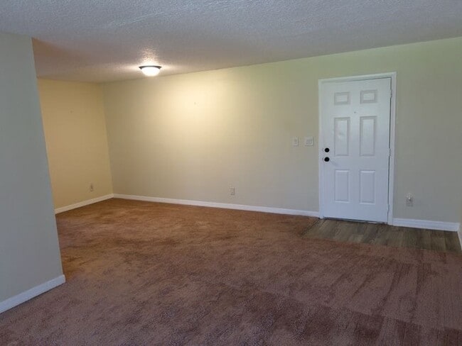 Building Photo - 14 W Rhodes Dr