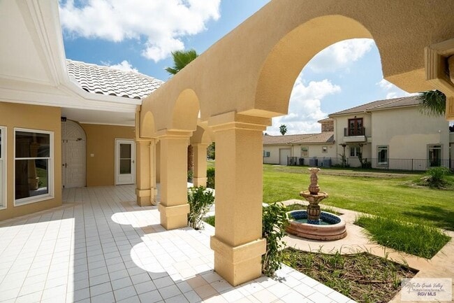 Building Photo - 709 Avenida Morelos