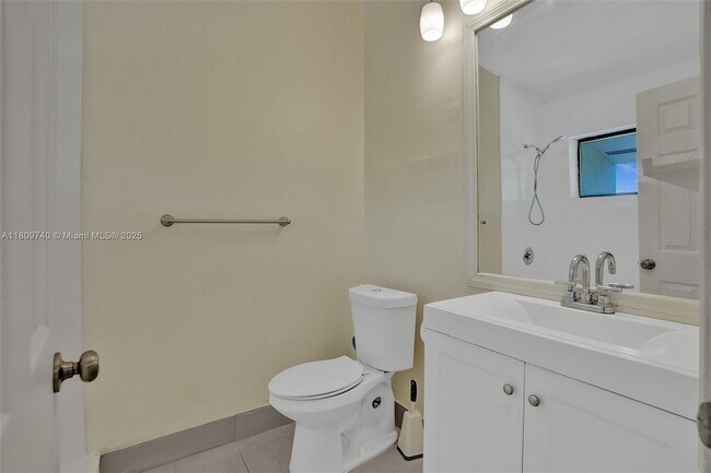 Building Photo - 2529 NE 135th St