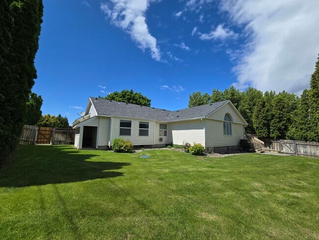 Building Photo - Charming Home on .34 acres!
