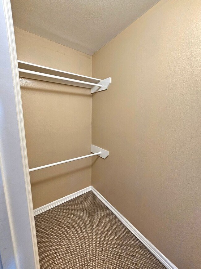 Building Photo - 3013 Treasure Haven Dr