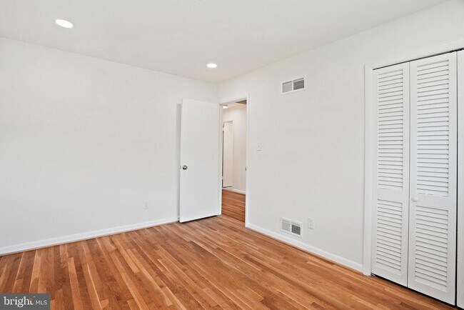 Building Photo - 6607 Lone Oak Dr