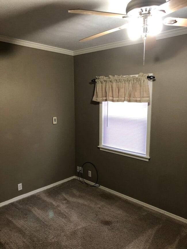 Building Photo - Large 4 Bedroom House in Sheridan