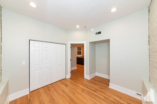Building Photo - 1 bedroom in Chicago IL 60657
