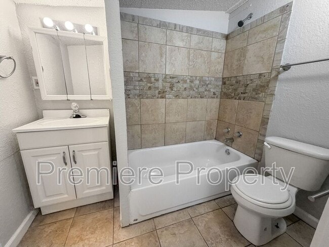 Building Photo - 1027 E Stone St