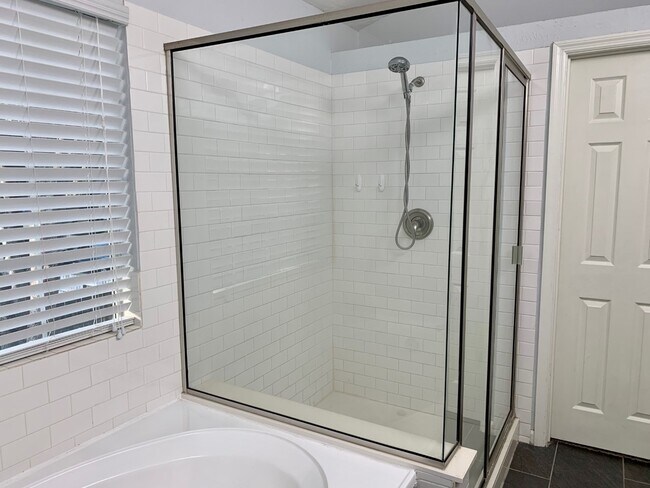 Building Photo - 2002 Summerall Ct