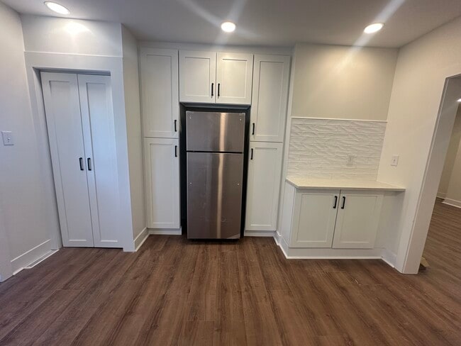 Building Photo - 245 Cromley St