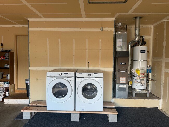 Building Photo - Burlington Two Bedroom House