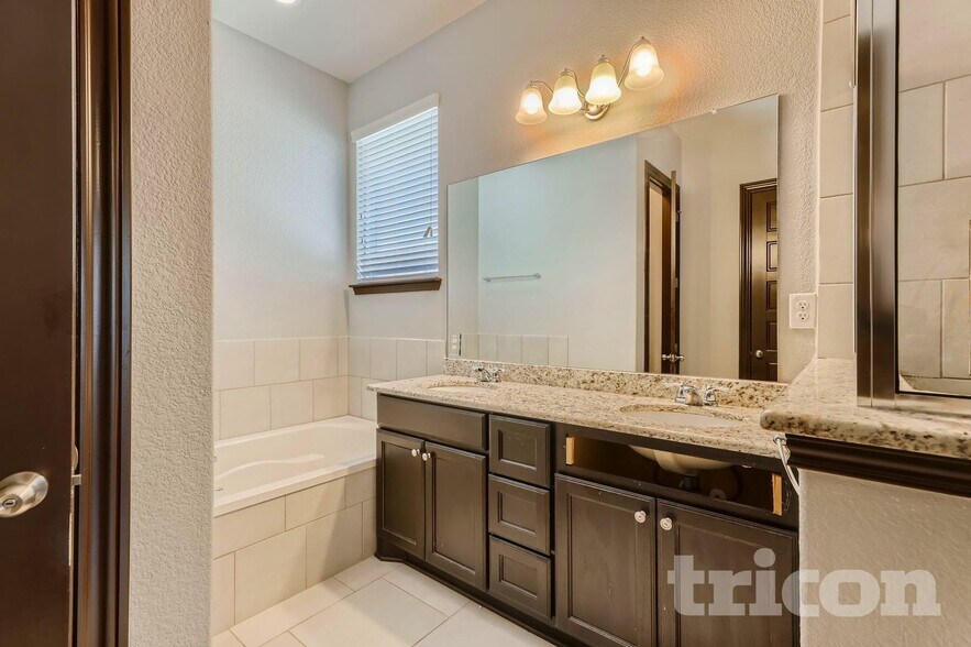 Building Photo - 12427 Loving Ml