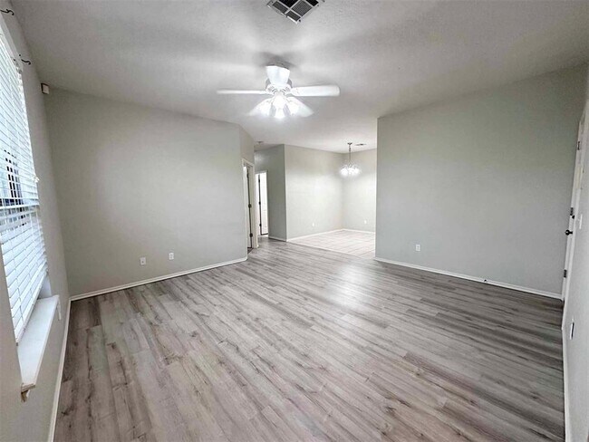 Building Photo - 10000 Shadowview Dr