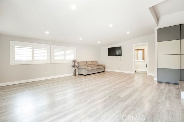 Building Photo - 1527 N Screenland Dr