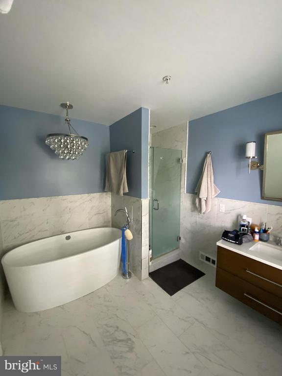 Building Photo - 805 Rosehill Dr