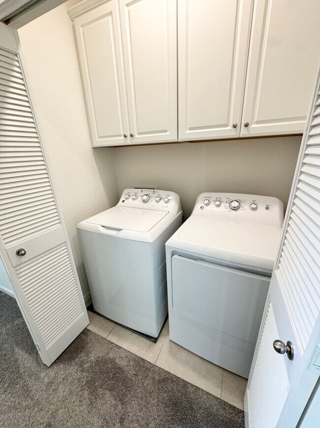 Building Photo - 3 Bed / 2.5 Bath Solar Home with Patio – Roseville – Available Now SEE VIDEO