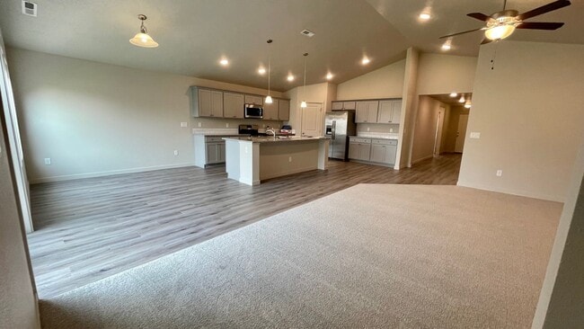 Building Photo - $2,199.00 / Large 4 bed 2 bath / 3 car gar...